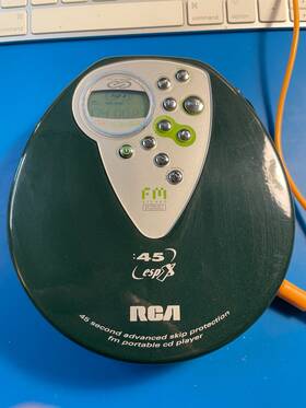 Rca Rp2430p Portable Cd Player Am/fm Radio Rp2432p Near Mint Condition With Headphones